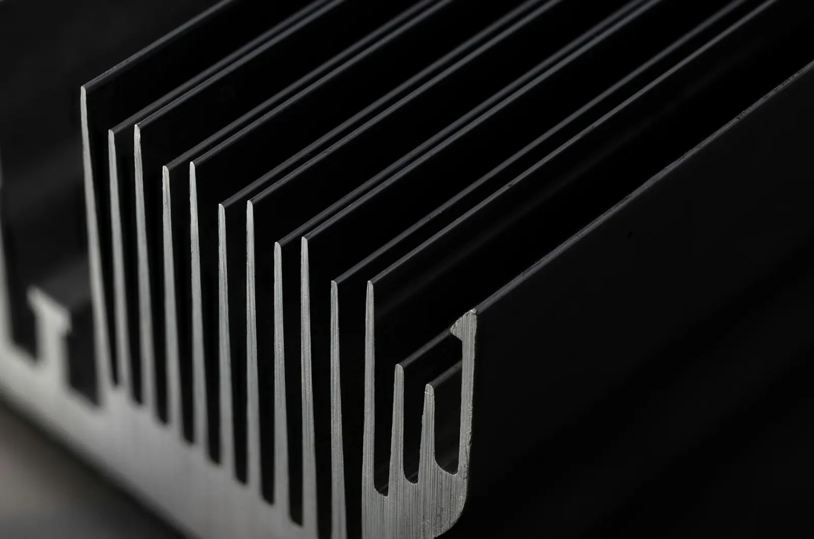 Aletas de un disipador de aluminio en negro