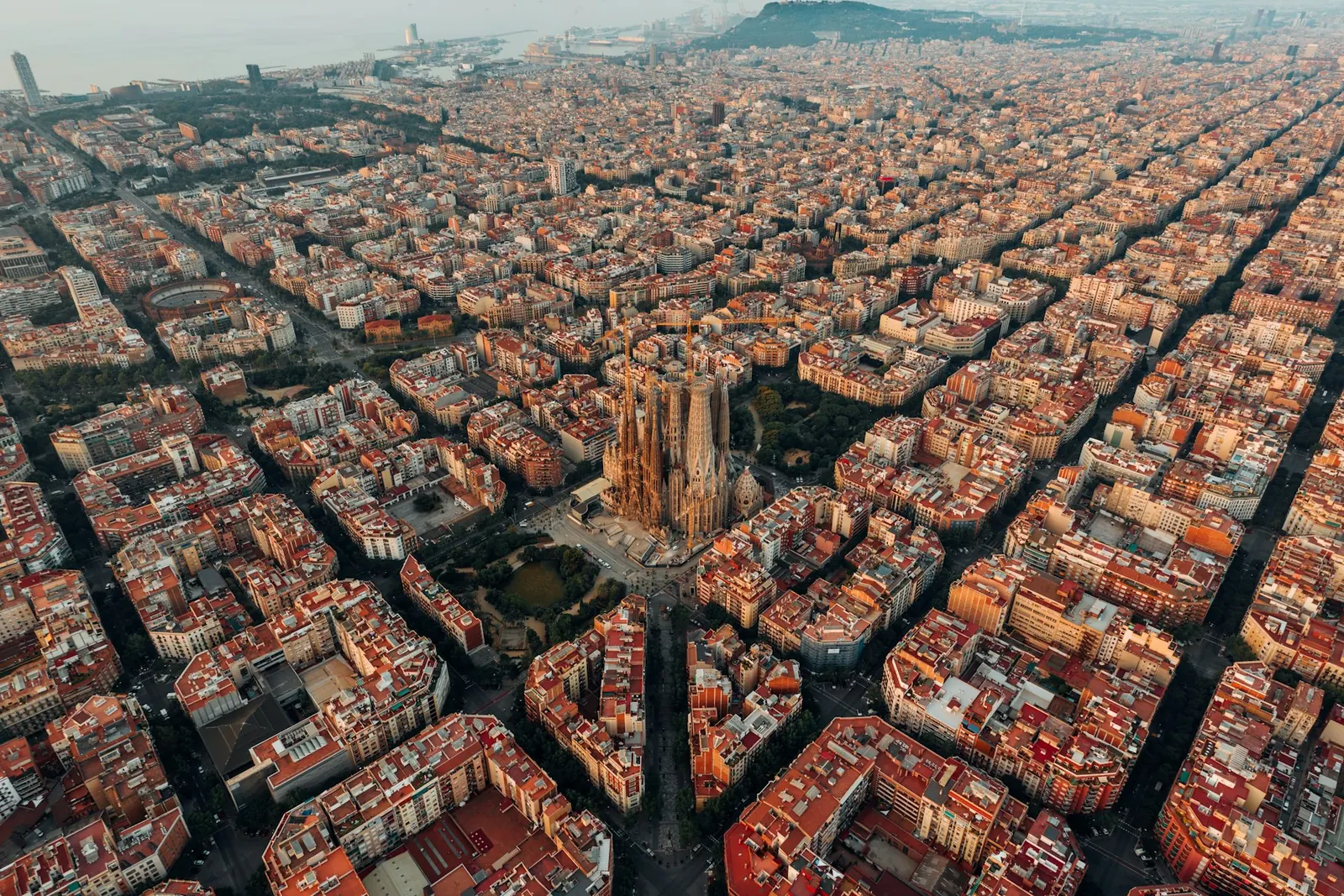Vista aérea del Eixample de Barcelona con la Sagrada Família