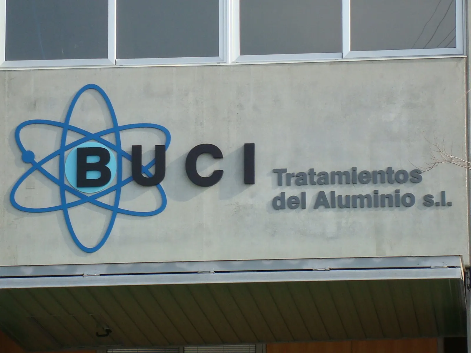 Fachada de BUCI Tratamientos del Aluminio con el logotipo de las órbitas